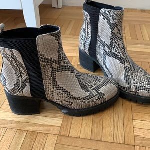 MIA (Colten Chelsea Boot)